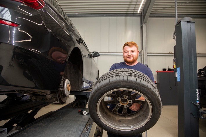 DEVK-PM-2021-08-31-Umfrage Kfz-Service-Werkstattmitarbeiter beim Reifenwechsel_b.jpg