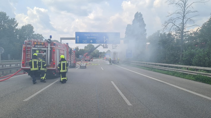 FW-OB: Brennender LKW auf der BAB 42