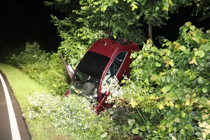 POL-HF: Fiat landet im Straßengraben - 26-Jähriger fährt unter Alkoholeinfluss