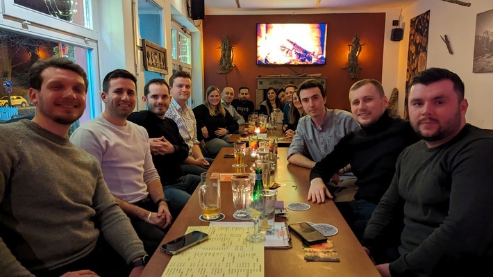 MASTERWERK Team beim gemeinsamen Abendevent / Weiterer Text über ots und www.presseportal.de/nr/170867 / Die Verwendung dieses Bildes für redaktionelle Zwecke ist unter Beachtung aller mitgeteilten Nutzungsbedingungen zulässig und dann auch honorarfrei. Veröffentlichung ausschließlich mit Bildrechte-Hinweis.