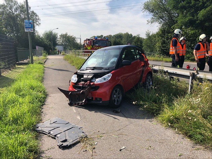 POL-ME: Zwei Schwer- und eine Leichtverletzte bei Verkehrsunfall auf der Elberfelder Straße - Mettmann - 2109040