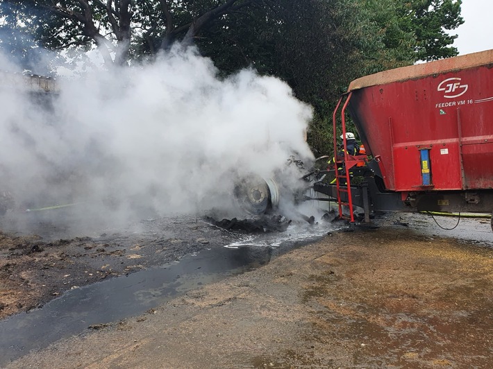 FW-RD: Landwirtschaftliche Zugmaschine geht in Flammen auf