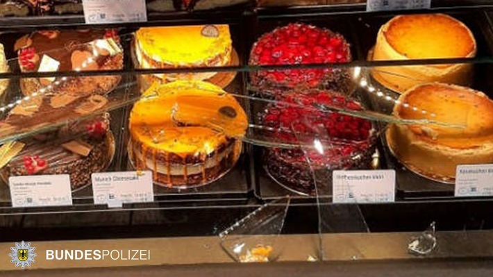 Bundespolizeidirektion München: Körperverletzung nach Diebstahl / Sachbeschädigung in Bäckerei-Shop Starnberg: Schubser ins Gleis verläuft glimpflich - 2.000 EUR Schaden am Ostbahnhof