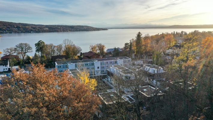 Das Landleben steht bei Städtern aktuell hoch im Kurs - vorausgesetzt sie müssen bei Erreichbarkeit, Nahversorgung oder Internetverbindung keine Abstriche machen. Ins Quartier LAGOM in Herrsching am Ammersee ziehen Anfang 2021 die ersten Bewohner ein. / Weiterer Text über ots und www.presseportal.de/nr/63038 / Die Verwendung dieses Bildes ist für redaktionelle Zwecke honorarfrei. Veröffentlichung bitte unter Quellenangabe: "obs/Bauwerk Capital GmbH & Co. KG"