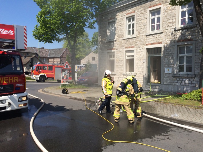 FW-Stolberg: Vier Einsätze in einer Stunde - Wohnungsbrand, Verkehrsunfall, unklare Rauchentwicklung, Tierrettung