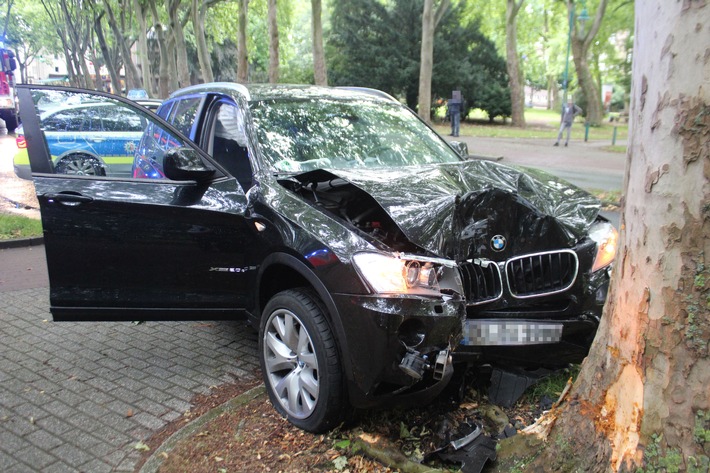 POL-DU: Rheinhausen-Mitte: Offenbar Gas mit Bremse verwechselt und gegen Baum geprallt