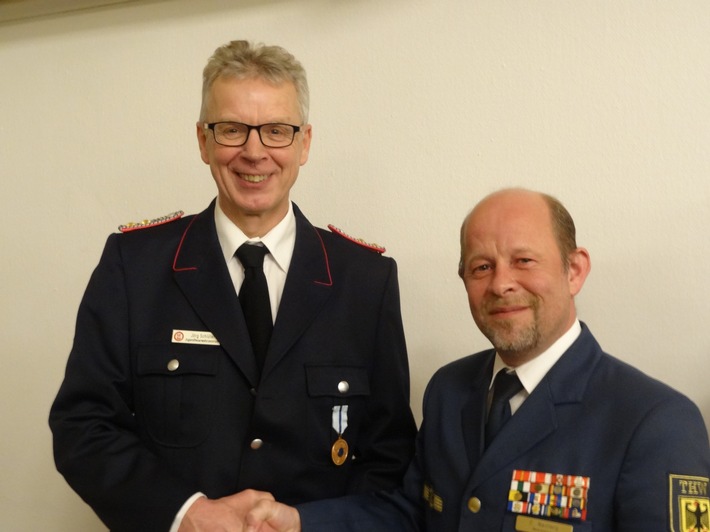 THW-HH MV SH: Technisches Hilfswerk ehrt Feuerwehrmann
Bronzenes THW-Ehrenzeichen für Jörg Schlüter