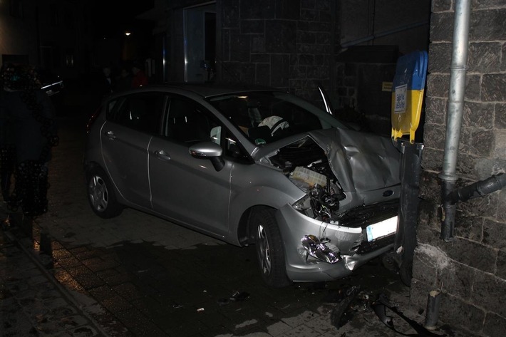 POL-PDMY: Zwei Personen nach Aufprall auf Hauswand verletzt
Montag, 09.11.2015, 22.23 Uhr