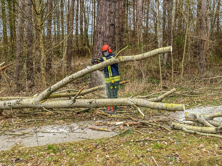 FW Flotwedel: Freiwillige Feuerwehr Flotwedel bei mehreren Einsätzen in Folge des Sturmtiefs "Nadia" gefordert