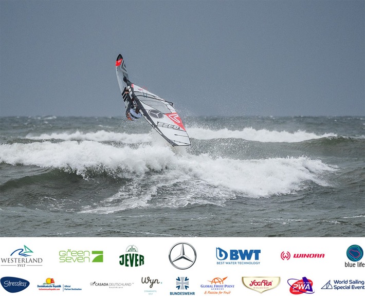 Kielerin Lina Erpenstein wird Dritte - Sylt überzeugt beim Mercedes-Benz Windsurf World Cup mit guten Bedingungen für Freestyle und Wave am ersten Wettkampftag