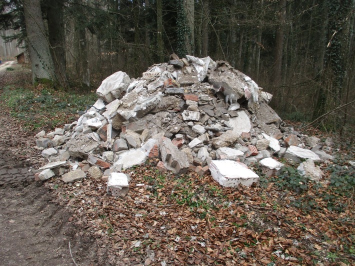 POL-KN: (Tuttlingen) Bauschuttablagerung im Wald (16.03.2020 - 17.03.2020)