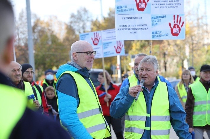 EVG-Vize Martin Burkert vor über 200 Demonstranten in Nürnberg / EVG Martin Burkert: Erste Groß-Kundgebung gegen die Zerschlagung der Bahn in Nürnberg /  Weiterer Text über ots und www.presseportal.de/nr/150063 / Die Verwendung dieses Bildes ist für redaktionelle Zwecke unter Beachtung ggf. genannter Nutzungsbedingungen honorarfrei. Veröffentlichung bitte mit Bildrechte-Hinweis.