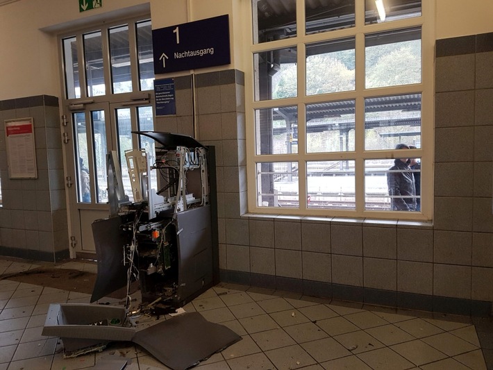 POL-LDK: Geldautomat im Bahnhof gesprengt / Polizei bittet um Mithilfe