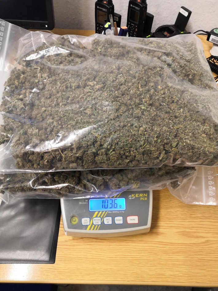 BPOL NRW: Fahndungserfolg der Bundespolizei; Pärchen mit einem Kilogramm Marihuana auf der B 54 in Gronau festgenommen