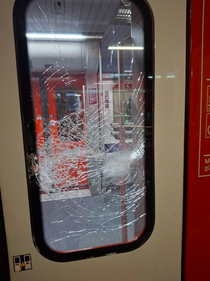 BPOL-KL: Züge mit Steinen beworfen - Zeugenaufruf