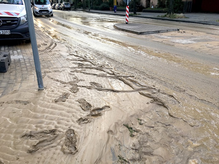 FW-E: Wasserrohrbruch im Ostviertel, Krater in der "Eisernen Hand", mehrere Keller vollgelaufen