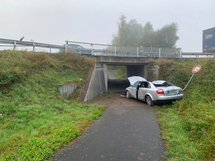 POL-MR: Starker Nebel- Auto landet auf dem Dach - Fünf Personen bei Unfall verletzt;