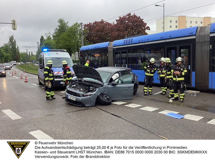 FW-M: Pkw kollidiert mit Tram (Bogenhausen)