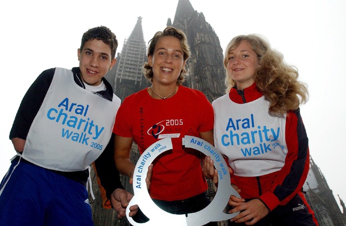 Aral Charity Walk 2005 in Köln gestartet: Gemeinsam laufen - gemeinsam helfen / 30 Tage für den Behindertensport durch Deutschland - Aral Spenden-lauf geht in die dritte Runde