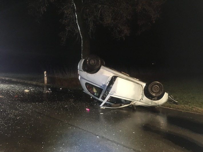 FW Lage: Verkehrsunfall - PKW kollidiert mit Baum und bleibt auf dem Dach liegen - 14.01.2017 - 4:50 Uhr