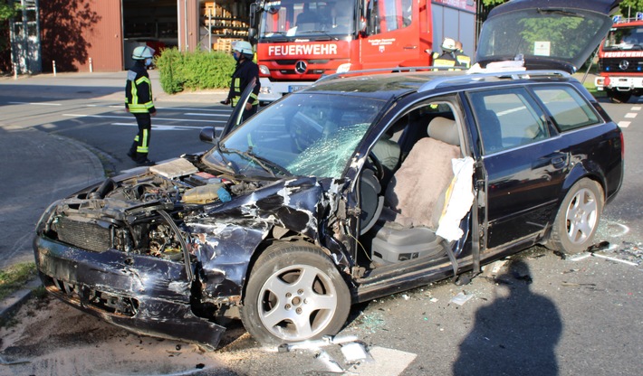 POL-MI: PKW und Bus kollidieren - Fünf Personen verletzt