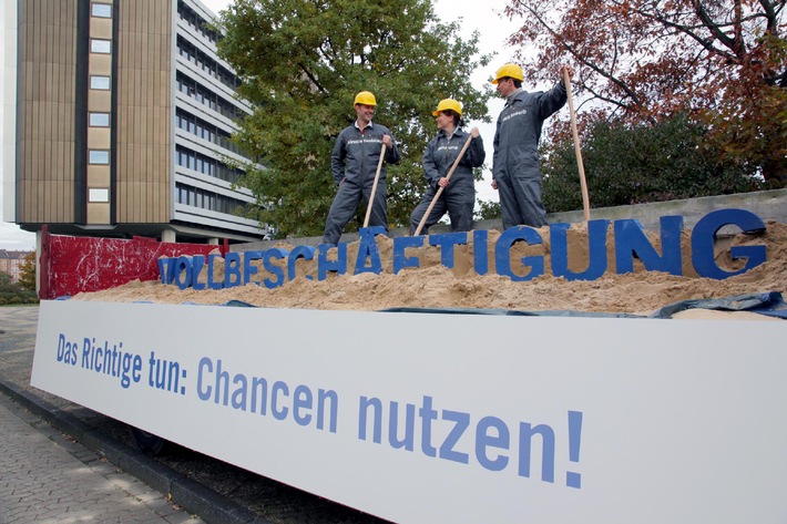 Pellengahr: &quot;Deutschland kann Vollbeschäftigung!&quot; / Aktion vor der Bundesagentur für Arbeit - INSM schaufelt Vollbeschäftigung frei (mit Bild)