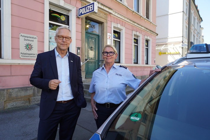 POL-DO: Erste Wachleiterin im Dortmunder Stadtgebiet: Martina Zeiger tritt Dienst auf der Polizeiwache Aplerbeck an
