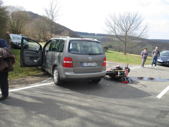 POL-PDKH: Verkehrsunfall mit schwerverletztem Motorradfahrer