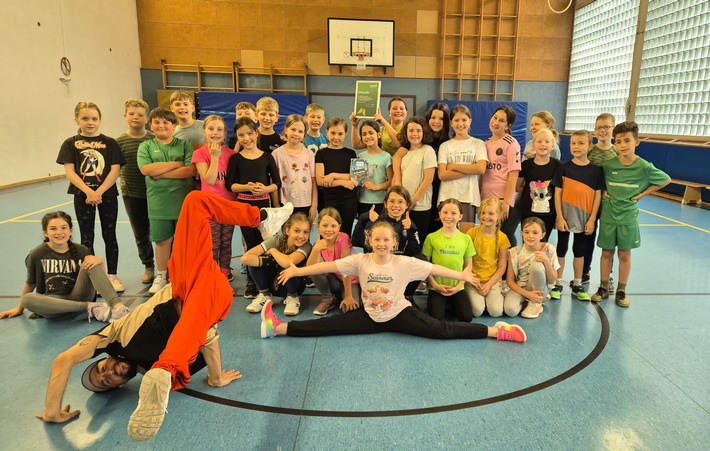 Breakdance lernen vom Profi – Kinder der Erik-Nölting-Grundschule lösen Gewinn vom Provinzial Schülerzeitungswettbewerb ein