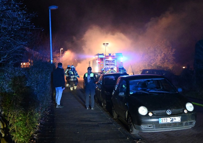 POL-STD: E-Auto in der Nacht in Stade vollständig ausgebrannt, Unbekannter beschädigt Scheibe der Eingangstür am Kreishaus, LKW-Fahrer beschädigt einen Gebäudeeingang - Polizei sucht wichtige Zeugen