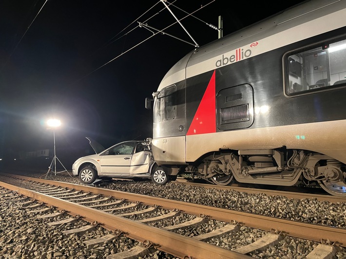 FW-PL: Verkehrsunfall mit Schienenfahrzeug ru4 Feuerwehr auf den Plan