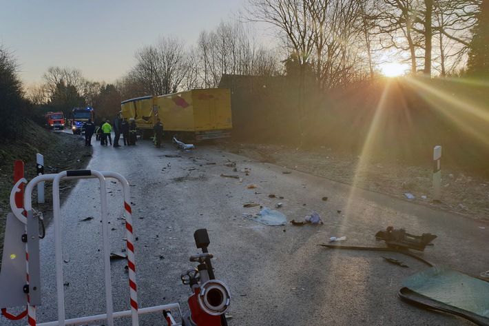 FW Menden: Feuerwehr befreit eingeklemmte Person aus LKW