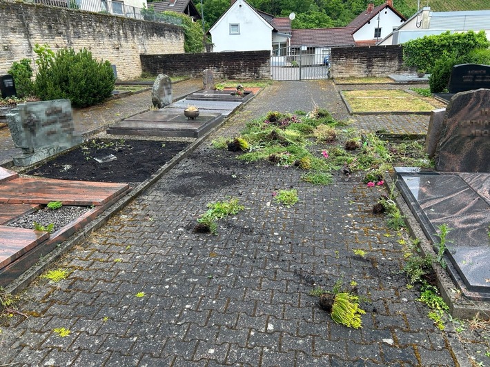 POL-PILEK: Friedhof als Ziel von Vandalen