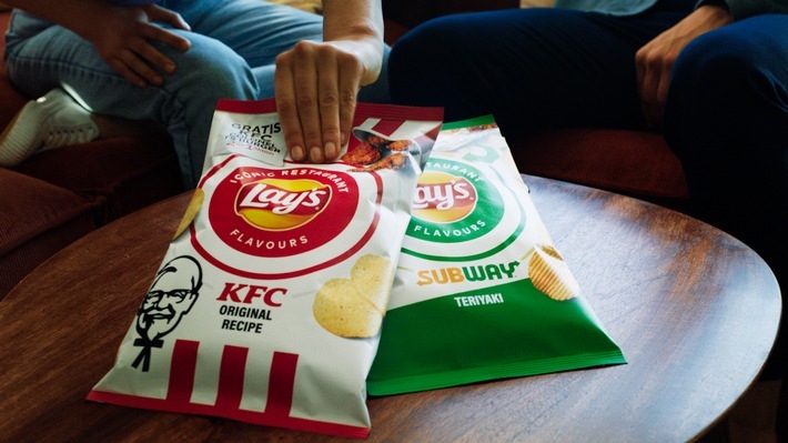 Lay's, die Nummer-1-Chips-Marke der Welt, mischt mit seinen Lay's Iconic Restaurant Flavours die Snack-Welt auf. Mit zwei neuen und individuellen Chips-Sorten kombiniert der beliebte Snackartikel-Hersteller seine heiß begehrten Chips mit zwei der beliebtesten Restaurants der Welt: KFC und Subway - das gab's noch nie zuvor. Doppelt lecker: Die frischen Geschmacksrichtungen kommen mit einem 2-für-1-Restaurantgutschein. / Weiterer Text über ots und www.presseportal.de/nr/58045 / Die Verwendung dieses Bildes ist für redaktionelle Zwecke unter Beachtung ggf. genannter Nutzungsbedingungen honorarfrei. Veröffentlichung bitte mit Bildrechte-Hinweis.