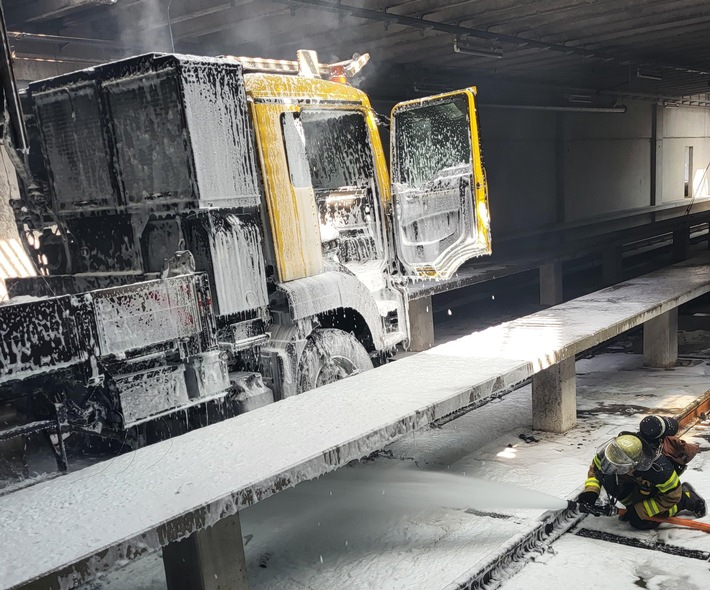 FW Stuttgart: LKW Brand auf Betriebshof der SSB