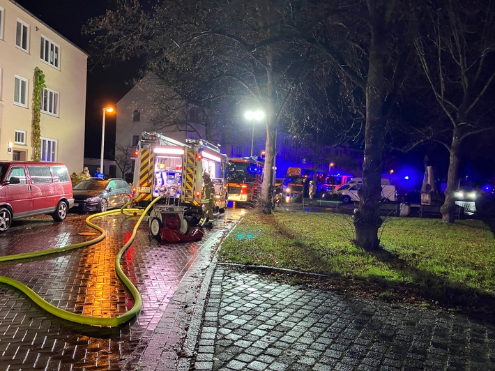 FW Hannover: Kellerbrand in Hannover-Mittelfeld