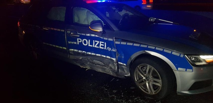 POL-PPKO: Polizeiauto übersehen - Toyota kracht in Stauabsicherung