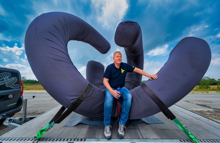 Nessie am Rhein: Monheimer übernehmen erste freie Bewegungsskulptur / Auftakt zur NRW-Kunstaktion "Bitte berühren!" in Monheim am Rhein