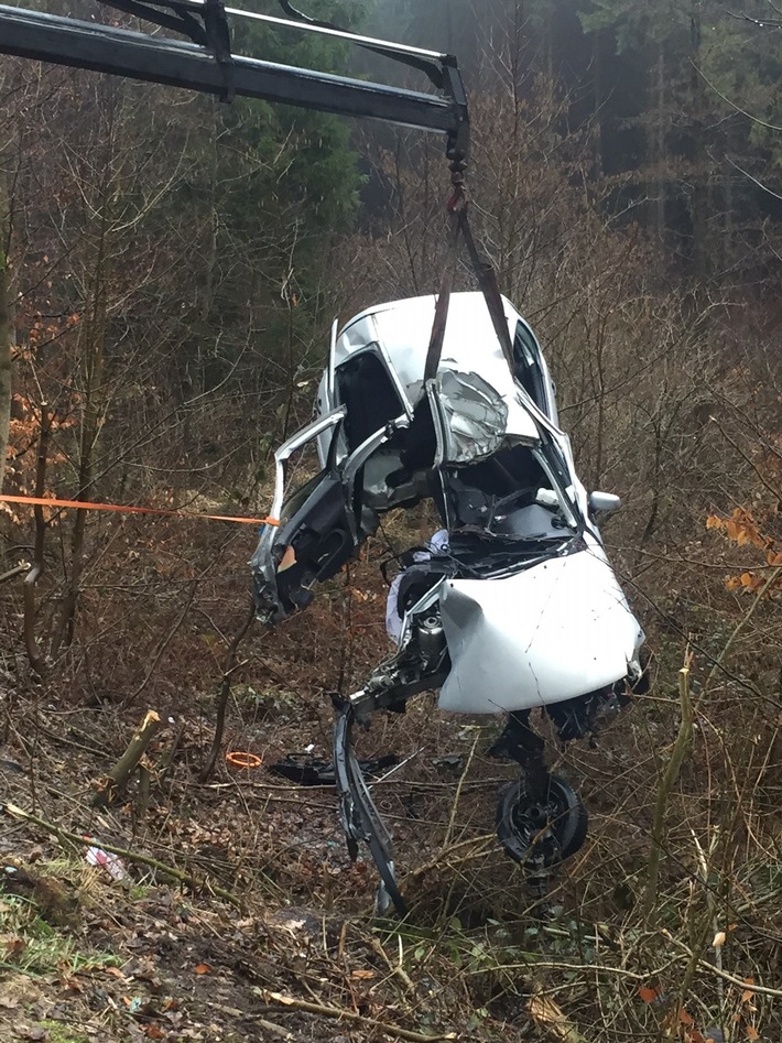 FW Lügde: Verkehrsunfall "eingeklemmte Person"