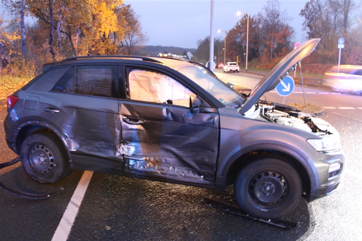 POL-HA: Zwei Autofahrer nach Unfall vorsorglich in Krankenhäuser gebracht