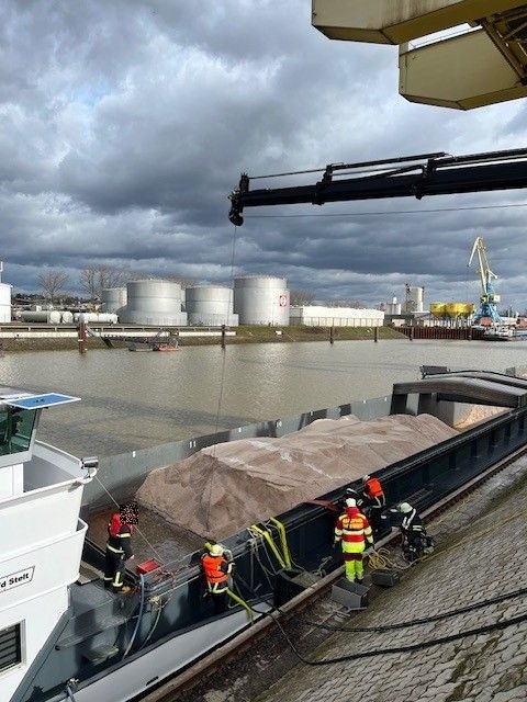 PP-ELT: Leckage an Gütermotorschiff im Hafen Andernach