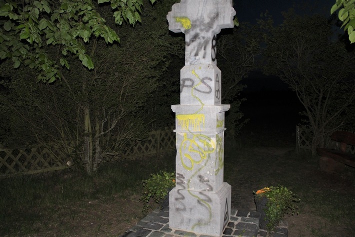 POL-DN: Denkmal beschmiert - Polizei sucht nach den Tätern