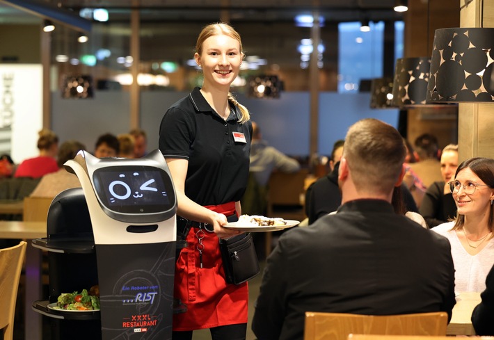 Servier-Roboter "Lutzi" unterstützt das Personal in den XXXLutz Restaurants und überrascht die Gäste