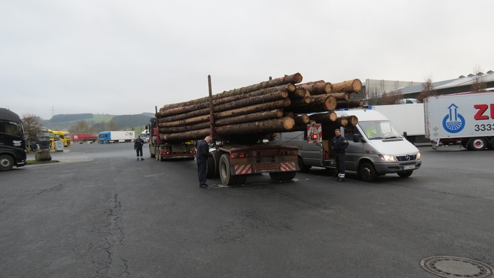 POL-PPTR: Lastwagen-Kontrolle auf der B 51: Mehr als 15 Tonnen Holz zu viel geladen