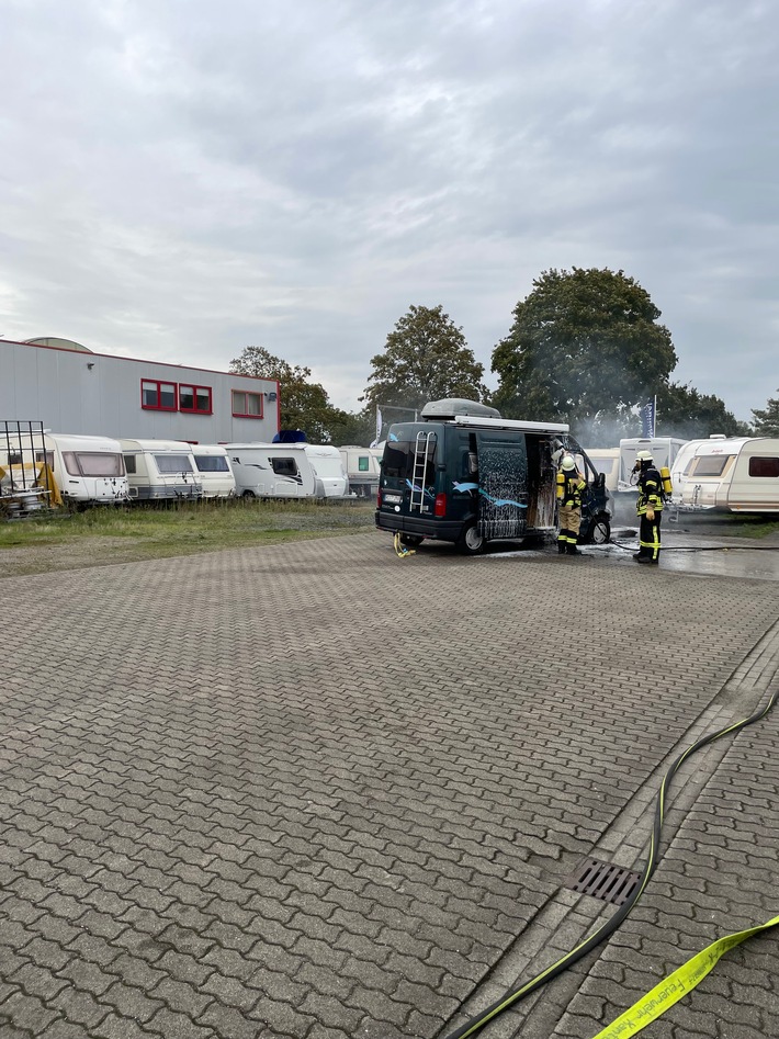 FW Xanten: Camper brennt auf Firmengelände