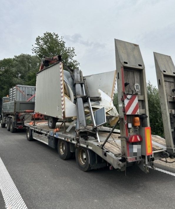 POL-OF: Über 100.000 Euro Sachschaden: Lkw-Ladekran blieb an Brücke hängen