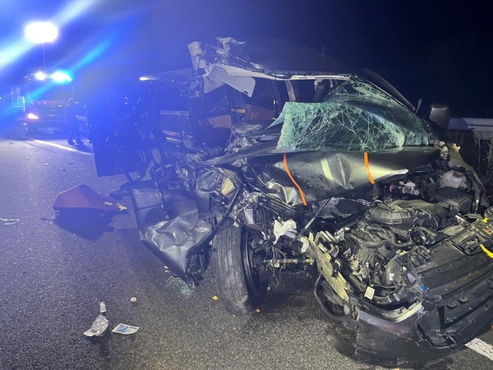 API-TH: Kleinbus fährt auf Sattelanhänger auf Autobahn 4 bei Wandersleben auf!