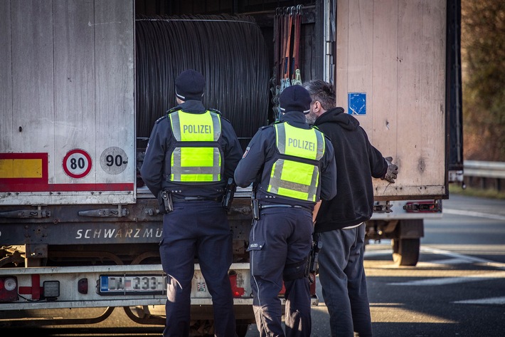 POL-UN: Fröndenberg - Sondereinsatz Schwerlastkontrollen und Sozialvorschriften