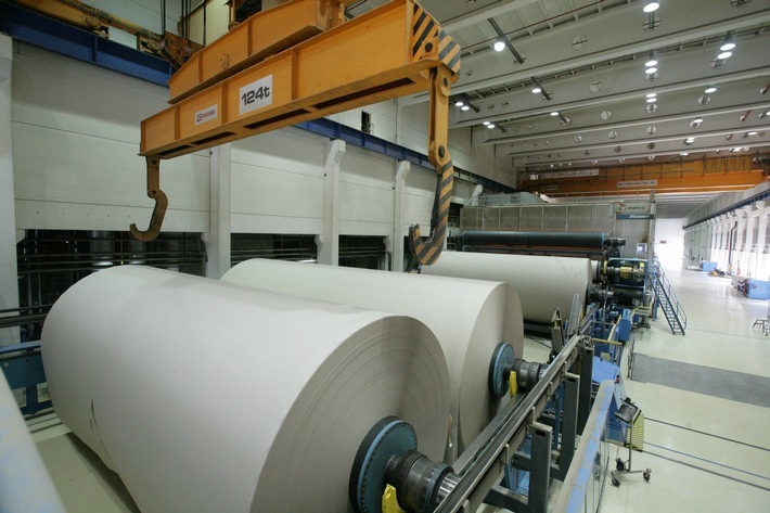 Papierrollen in der Produktion / Papierindustrie 2021 / Deutlicher Aufschwung wird von Kostenexplosion überschattet / Weiterer Text über ots und www.presseportal.de/nr/16061 / Die Verwendung dieses Bildes ist für redaktionelle Zwecke unter Beachtung ggf. genannter Nutzungsbedingungen honorarfrei. Veröffentlichung bitte mit Bildrechte-Hinweis.