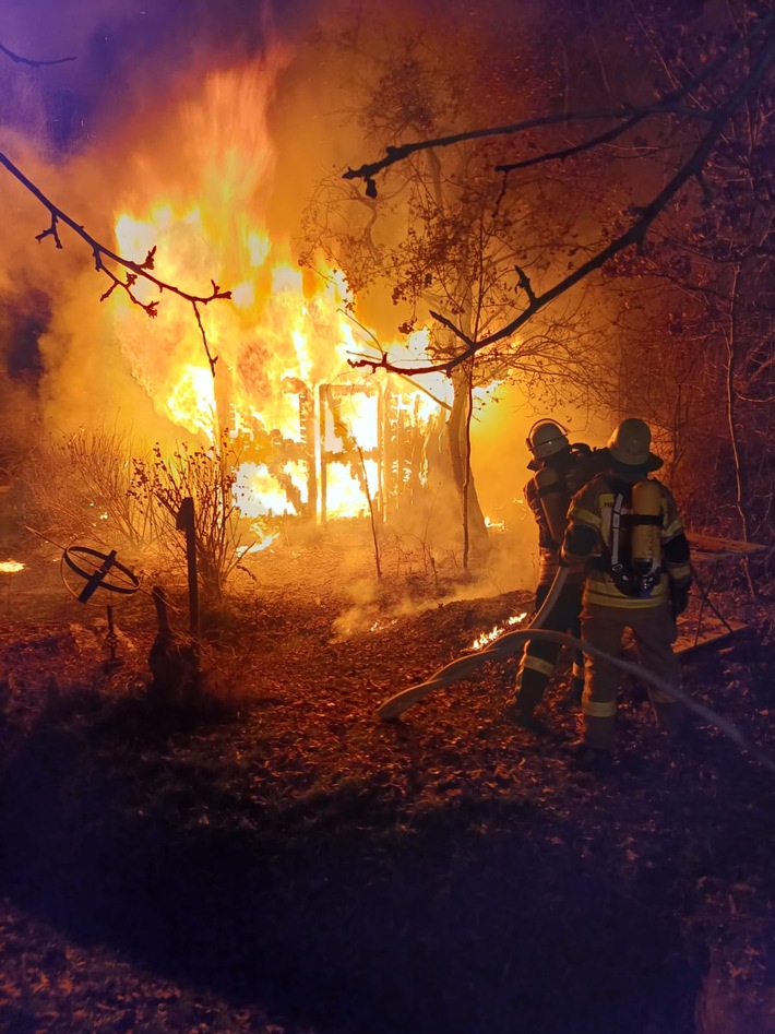 FW Südheide: Gartenschuppen brennt in voller Ausdehnung